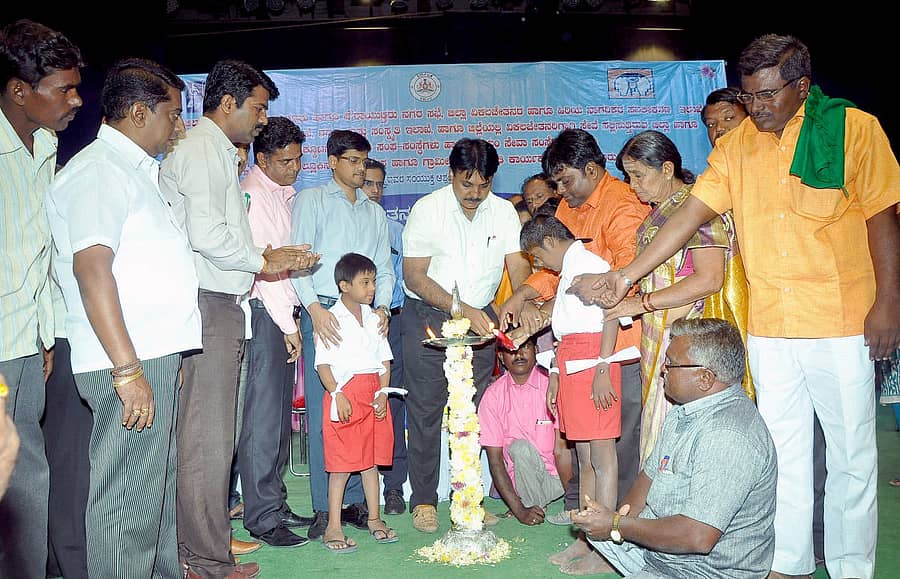 ರಾಯಚೂರಿನಲ್ಲಿ ಸೋಮವಾರ ನಡೆದ ಅಂತರರಾಷ್ಟ್ರೀಯ ಅಂಗವಿಕಲರ ದಿನಾಚರಣೆಯನ್ನು ಜಿಲ್ಲಾಧಿಕಾರಿ ಬಿ.ಶರತ್‌ ಅವರು ಉದ್ಘಾಟಿಸಿದರು