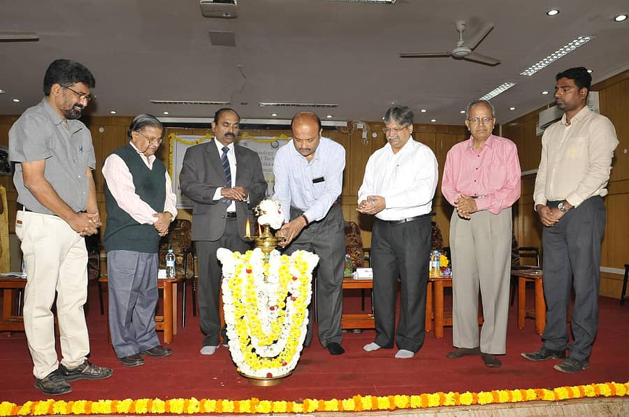 ಉಪನ್ಯಾಸ ಕಾರ್ಯಕ್ರಮವನ್ನು ಕುಲಪತಿ ಪ್ರೊ. ವೈ.ಎಸ್.ಸಿದ್ದೇಗೌಡ, ಡಾ.ಎ.ಎಂ.ರಮೇಶ್ ಉದ್ಘಾಟಿಸಿದರು.