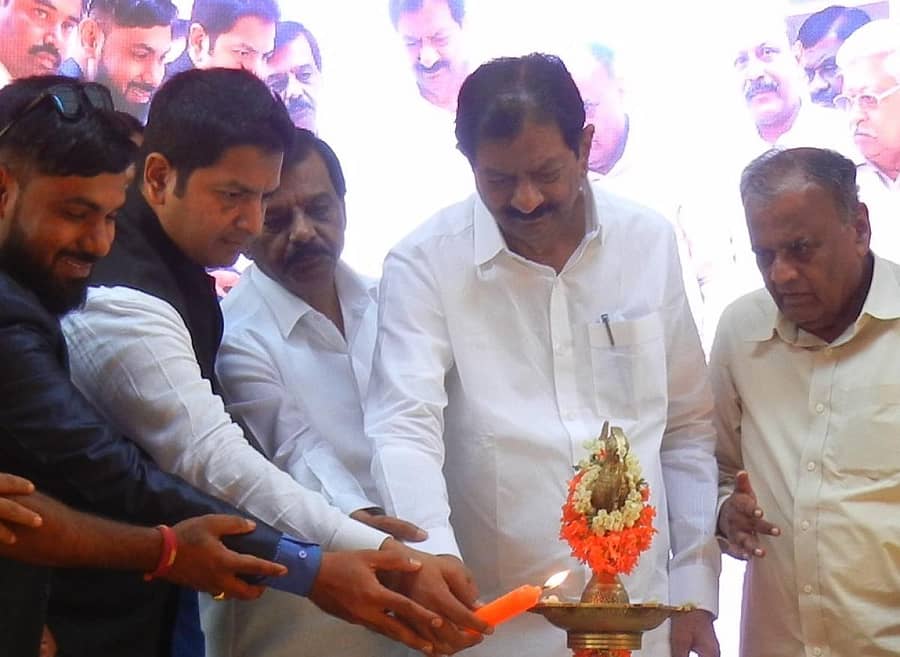 ಉದ್ಯೋಗ ಮೇಳಕ್ಕೆ ಬಿಜೆಪಿ ಮುಖಂಡ ಬಿ.ಎನ್.ಬಚ್ಚೇಗೌಡ ಚಾಲನೆ ನೀಡಿದರು. (ಎಡದಿಂದ) ಇನ್ ಸಿಗ್ನಿಯಾ ಈವೆಂಟ್ ಸಿಇಒ ಪ್ರಸಾದ್, ಶರತ್ ಕುಮಾರ್ ಗೌಡ, ಸಿ.ಮಂಜುನಾಥ್, ಟಿ.ಸೊಣ್ಣಪ್ಪ ಇದ್ದಾರೆ