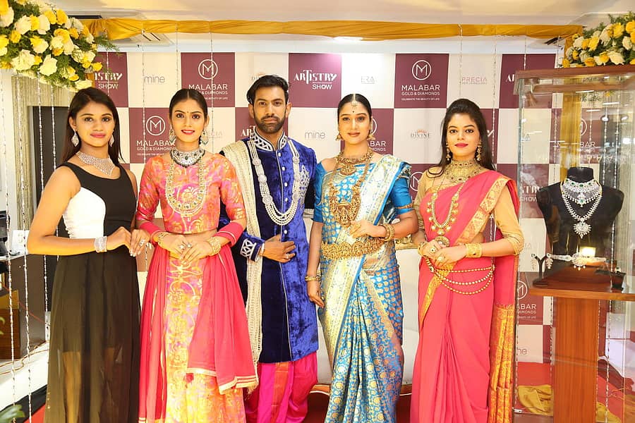 ವೈವಿಧ್ಯಮಯ ಆಕರ್ಷಕ ಆಭರಣಗಳನ್ನು ಪ್ರದರ್ಶಿಸಿದ ರೂಪದರ್ಶಿಗಳು
