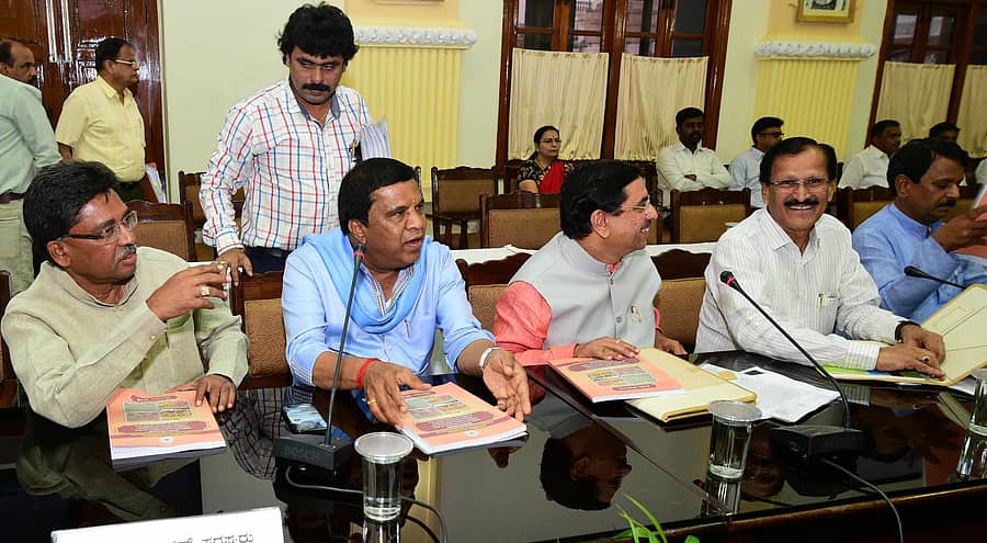 ವಿಧಾನಸೌಧದಲ್ಲಿ ಮುಖ್ಯಮಂತ್ರಿ ಎಚ್.ಡಿ. ಕುಮಾರಸ್ವಾಮಿ ಅವರು ನಡೆಸಿದ ಸಂಸದರ ಸಭೆಯಲ್ಲಿ ಲೋಕಸಭಾ ಸದಸ್ಯರಾದ ವಿ.ಎಸ್ ಉಗ್ರಪ್ಪ, ಎಲ್.ಆರ್. ಶಿವರಾಮೇಗೌಡ, ಪ್ರಹ್ಲಾದ ಜೋಷಿ, ಎಸ್.ಪಿ. ಮುದ್ದಹನುಮೇಗೌಡ, ಬಿ.ಎನ್.ಚಂದ್ರಪ್ಪ ಪಾಲ್ಗೊಂಡಿದ್ದರು –ಪ್ರಜಾವಾಣಿ ಚಿತ್ರ