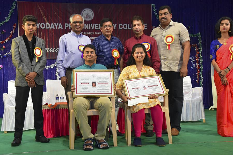 ಕಾರ್ಯಕ್ರಮದಲ್ಲಿ ವಿದ್ಯಾರ್ಥಿಗಳನ್ನು ಸನ್ಮಾನಿಸಲಾಯಿತು.ಪ್ರಜಾವಾಣಿ ಚಿತ್ರ