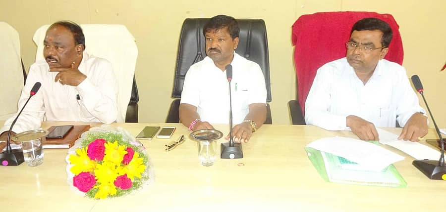 ಅಧಿಕಾರಿಗಳ ಪೂರ್ವಭಾವಿ ಸಭೆಯಲ್ಲಿ ಶಾಸಕ ನಿಸರ್ಗ ನಾರಾಯಣಸ್ವಾಮಿ ಮಾತನಾಡಿದರು