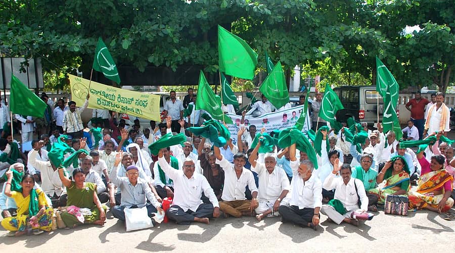 ಹಾಸನ ಜಿಲ್ಲಾಧಿಕಾರಿ ಕಚೇರಿ ಎದುರು ರೈತ ಸಂಘದ ಕಾರ್ಯಕರ್ತರು ಪ್ರತಿಭಟನೆ ನಡೆಸಿದರು.