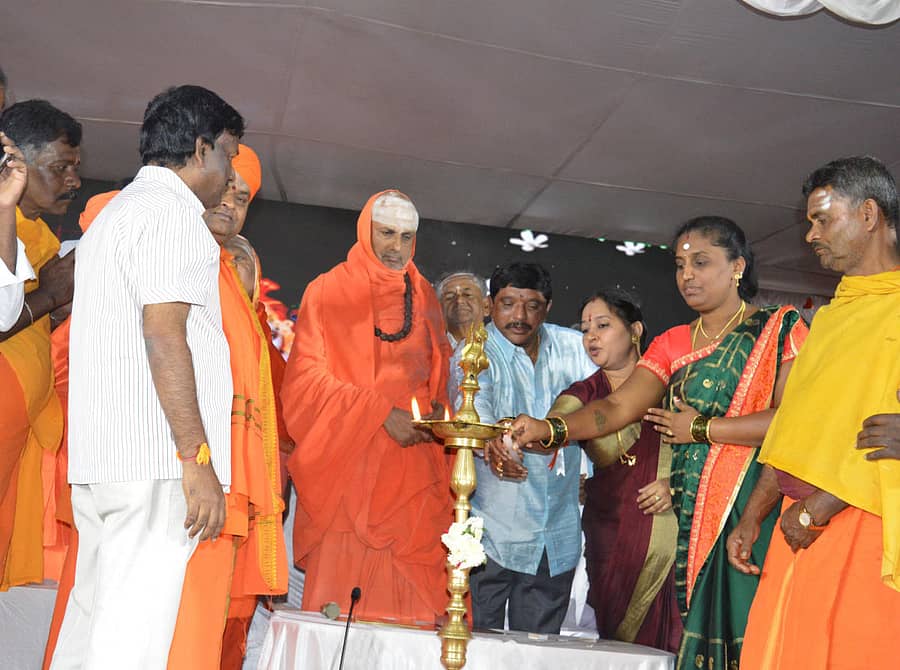 ಆನೇಕಲ್ ತಾಲ್ಲೂಕಿನ ಮಾಯಸಂದ್ರ ಗ್ರಾಮ ಪಂಚಾಯಿತಿ ವ್ಯಾಪ್ತಿಯ ಹಳೇಹಳ್ಳಿಯ ಮುನೇಶ್ವರ ಸೇವಾ ಟ್ರಸ್ಟ್ ವತಿಯಿಂದ ಆಯೋಜಿಸಿದ್ದ ಧರ್ಮ ಜಾಗೃತಿ ಸಮಾವೇಶವನ್ನು ಸುತ್ತೂರು ಶ್ರೀಗಳು ಉದ್ಘಾಟಿಸಿದರು