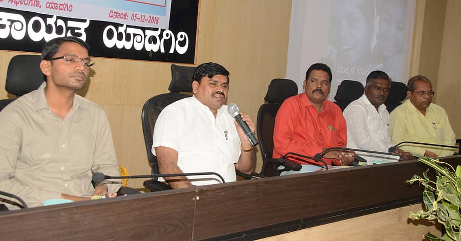 ಯಾದಗಿರಿಯಲ್ಲಿ ಜಿಲ್ಲಾ ಪಂಚಾಯಿತಿ ಸಭಾಂಗಣದಲ್ಲಿ ಬುಧವಾರ ಆಯೋಜಿಸಿದ್ದ ಮಕ್ಕಳ ರಕ್ಷಣಾ ವ್ಯವಸ್ಥೆಗಳ ಬಲವರ್ಧನೆ ಕುರಿತು ಕಾರ್ಯಾಗಾರದಲ್ಲಿ ಕರ್ನಾಟಕ ರಾಜ್ಯ ಮಕ್ಕಳ ಹಕ್ಕುಗಳ ರಕ್ಷಣಾ ಆಯೋಗದ ಅಧ್ಯಕ್ಷ ವೈ.ಮರಿಸ್ವಾಮಿ ಮಾತನಾಡಿದರು