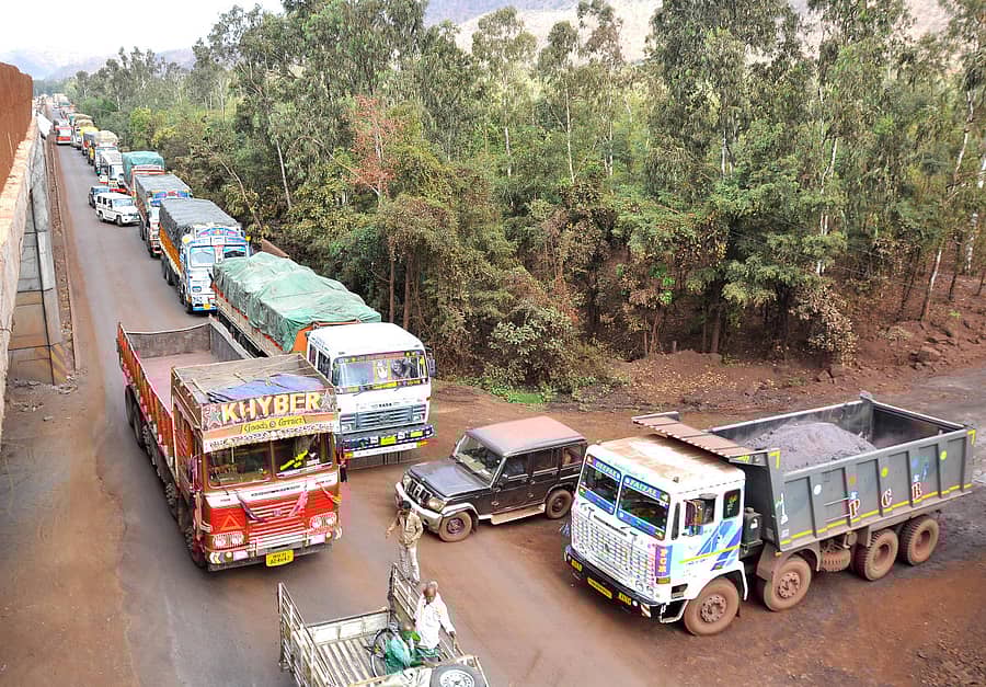ಹೊಸಪೇಟೆ ಹೊರವಲಯದ ರಾಷ್ಟ್ರೀಯ ಹೆದ್ದಾರಿ 50ರಲ್ಲಿ ವಾಹನಗಳು ಸಾಲುಗಟ್ಟಿ ನಿಂತಿರುವುದು–ಪ್ರಜಾವಾಣಿ ಚಿತ್ರ