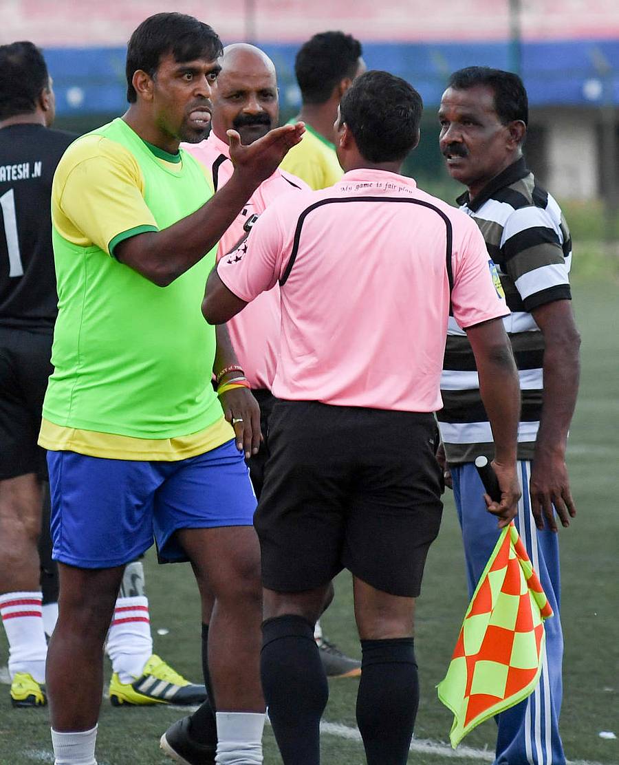 ಸಿಐಎಲ್ ಎಫ್ಸಿಯ ಚಾಂದ್ ಪಾಷ ಸಹಾಯಕ ಕೋಚ್ ಅನ್ನು ಗದರಿಸುತ್ತಿರುವುದು. –ಪ್ರಜಾವಾಣಿ ಚಿತ್ರ