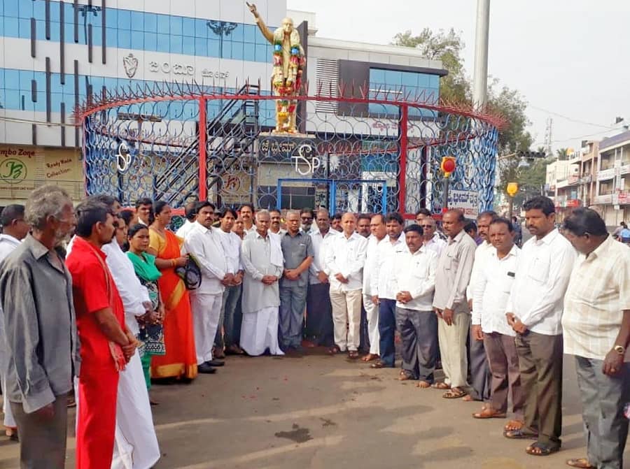 ಮಹಾಪರಿನಿರ್ವಾಣ ದಿನದ ಅಂಗವಾಗಿ ಕಾಂಗ್ರೆಸ್‌ ಪಕ್ಷದ ಮುಖಂಡರು ಗುರುವಾರ ಹೊಸಪೇಟೆಯ ಡಾ.ಬಿ.ಆರ್‌. ಅಂಬೇಡ್ಕರ್‌ ವೃತ್ತದಲ್ಲಿ ಸಮಾವೇಶಗೊಂಡು ಗೌರವ ಸಲ್ಲಿಸಿದರು