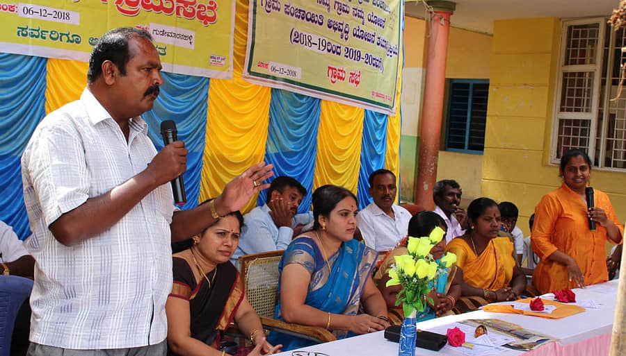 ಗುಡೇಮಾರನಹಳ್ಳಿ ಮಕ್ಕಳ ಗ್ರಾಮಸಭೆಯಲ್ಲಿ ಸದಸ್ಯ ಹಕ್ಕಿನಾಳ್ ವೆಂಕಟೇಶ್ ಮಾತನಾಡಿದರು