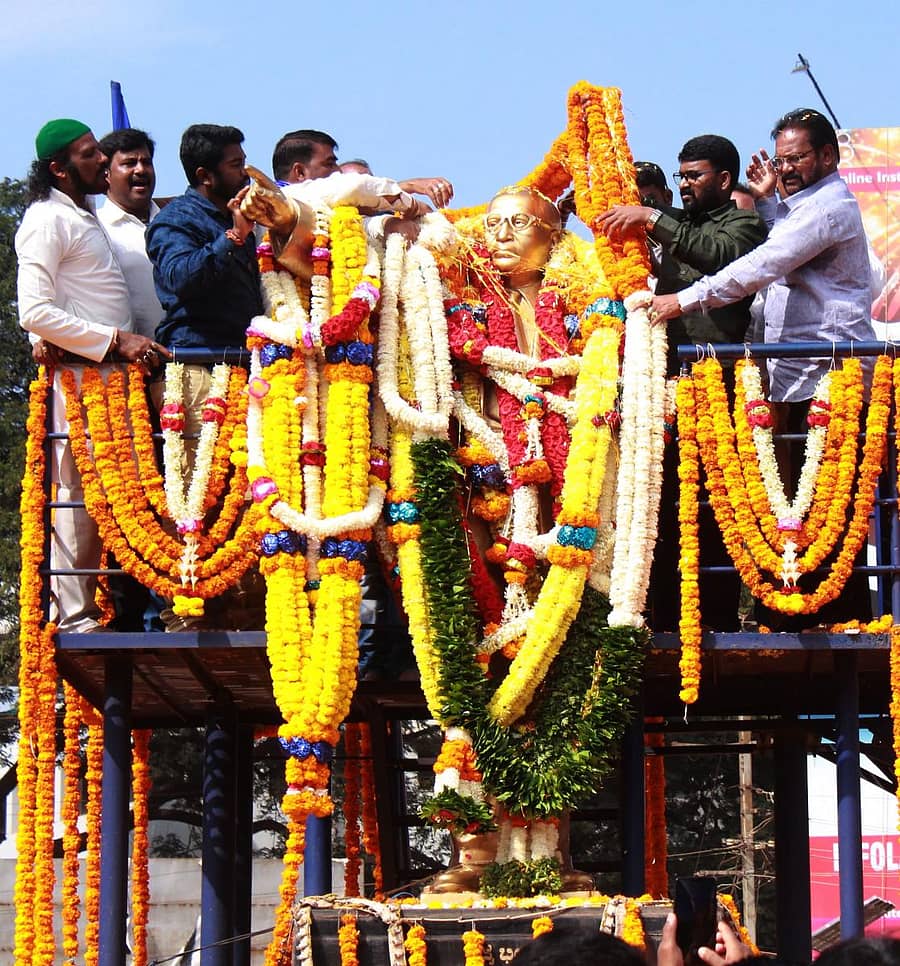 ಹುಬ್ಬಳ್ಳಿಯ ಅಂಬೇಡ್ಕರ್ ವೃತ್ತದಲ್ಲಿ ಗುರುವಾರ ಸಮತಾ ಸೈನಿಕ ದಳದ ಪದಾಧಿಕಾರಿಗಳು ಮಾಲಾರ್ಪಣೆ ಮಾಡಿ ಗೌರವ ಸಲ್ಲಿಸಿದರು