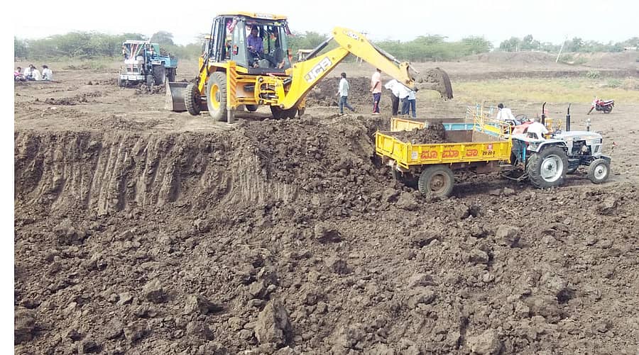 ನರೇಗಲ್‌ನಲ್ಲಿ ನಡೆಯುತ್ತಿರುವ ಹಿರೇಕೆರೆ ಪುನಶ್ಚೇತನ ಕಾರ್ಯ