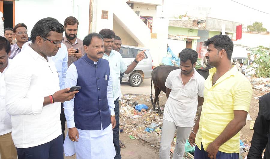 ಯಾದಗಿರಿಗೆ ಗುರುವಾರ ಭೇಟಿ ನೀಡಿದ ರಾಷ್ಟ್ರೀಯ ಸಫಾಯಿ ಕರ್ಮಚಾರಿ ಆಯೋಗದ ಸದಸ್ಯ ಜಗದೀಶ್ ಹಿರೇಮನಿ ಕೊಳೆಗೇರಿ ಪ್ರದೇಶಗಳಿಗೆ ಭೇಟಿ ನೀಡಿ ಸ್ಥಿತಿಗತಿ ಪರಿಶೀಲಿಸಿದರು