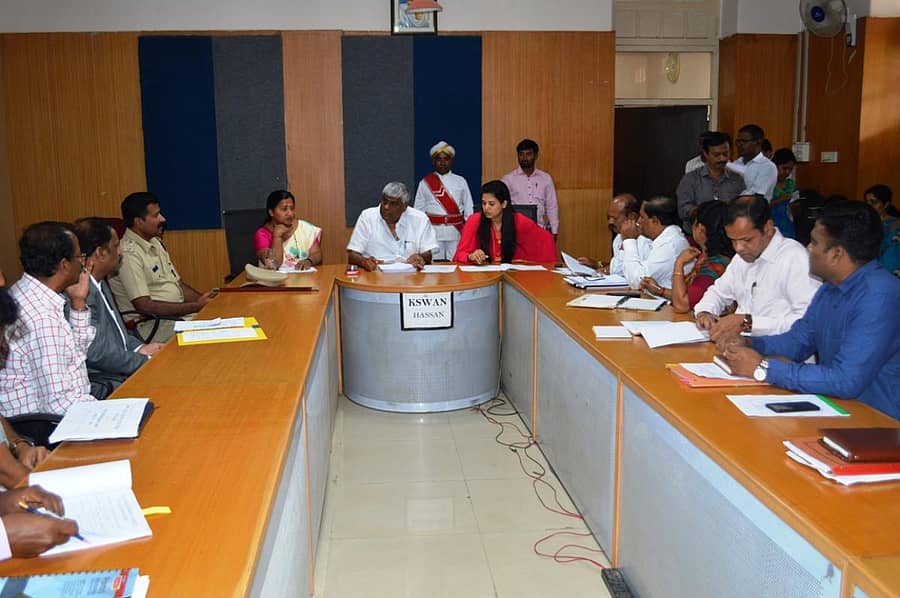 ಹಾಸನದಲ್ಲಿ ಸಚಿವ ಎಚ್.ಡಿ.ರೇವಣ್ಣ ಅವರು ಅಧಿಕಾರಿಗಳ ಸಭೆ ನಡೆಸಿದರು