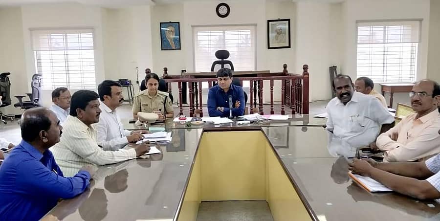 ಜಿಲ್ಲಾ ಕನ್ನಡ ಸಾಹಿತ್ಯ ಸಮ್ಮೇಳನದ ಸಿದ್ಧತೆ ಕುರಿತು ಜಿಲ್ಲಾಧಿಕಾರಿ ಜೆ.ಮಂಜುನಾಥ್ ಕೋಲಾರದಲ್ಲಿ ಗುರುವಾರ ಜಿಲ್ಲಾ ಕನ್ನಡ ಸಾಹಿತ್ಯ ಪರಿಷತ್ ಪದಾಧಿಕಾರಿಗಳು ಹಾಗೂ ಅಧಿಕಾರಿಗಳ ಸಭೆ ನಡೆಸಿದರು.