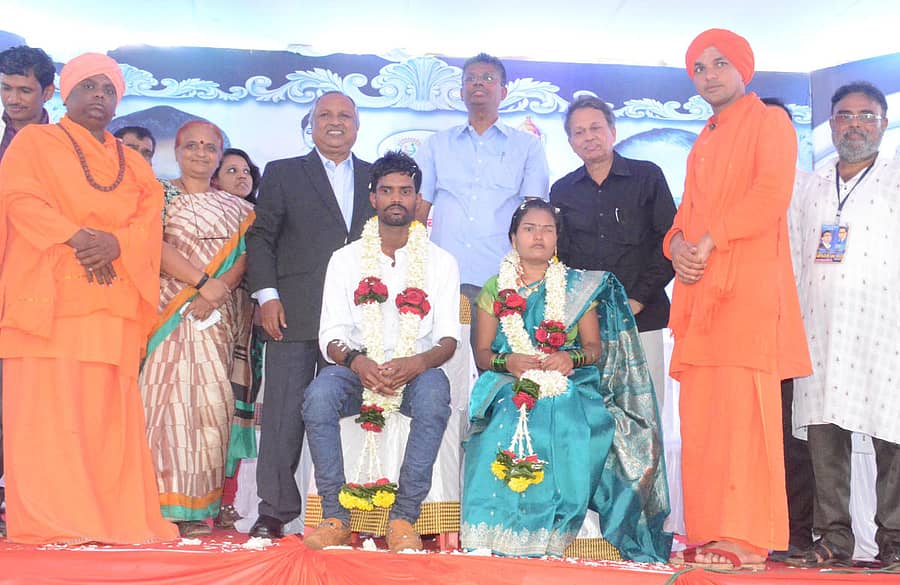 ಬೆಳಗಾವಿಯ ಸದಾಶಿವನಗರ ಸ್ಮಶಾನದಲ್ಲಿ ಡಾ.ಬಿ.ಆರ್. ಅಂಬೇಡ್ಕರ್ ಮಹಾಪರಿನಿರ್ವಾಣ ದಿನದ ಅಂಗವಾಗಿ ಗುರುವಾರ ನಡೆದ ಮೌಢ್ಯ ವಿರೋಧಿ ಪರಿವರ್ತನಾ ದಿನಾಚರಣೆಯಲ್ಲಿ ಸೋಪಾನ ಜಾಂಬೋಜಿ–ರೇಖಾ ಹಿರೇಬಾಗೇವಾಡಿ ಅಂತರ್ಜಾತಿ ಸರಳ ವಿವಾಹ ನೆರವೇರಿತು. ಮಹಾರಾಷ್ಟ್ರ ಉಸ್ತರಿಮಠದ ವಿಶ್ವನಾಥ ಕೋರಣೇಶ್ವರ ಅಪ್ಪ ಸ್ವಾಮೀಜಿ, ಪ್ರಾಧ್ಯಾಪಕಿ ಮೀನಾಕ್ಷಿ ಬಾಳಿ, ನಿವೃತ್ತ ನ್ಯಾಯಮೂರ್ತಿ ಎಚ್.ಎನ್. ನಾಗಮೋಹನದಾಸ್, ಶಾಸಕ ಸತೀಶ ಜಾರಕಿಹೊಳಿ, ಚಿಂತಕ ಬರಗೂರು ರಾಮಚಂದ್ರಪ್ಪ, ಮಾನವ ಬಂಧುತ್ವ ವೇದಿಕೆ ಸಂಚಾಲಕ ರವೀಂದ್ರ ನಾಯ್ಕರ ಇದ್ದಾರೆ