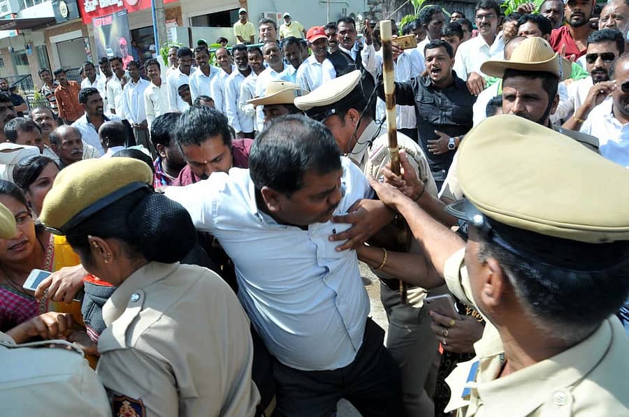 ಚಿಕ್ಕಮಗಳೂರಿನಲ್ಲಿ ಗುರುವಾರ ಇಂದಿರಾ ಕ್ಯಾಂಟೀನ್ ಉದ್ಘಾಟನಾ ಸಮಾರಂಭದ ವೇಳೆ ತಾಲ್ಲೂಕು ಪಂಚಾಯಿತಿ ಅಧ್ಯಕ್ಷ ಜಯಣ್ಣ ಅವರನ್ನು ಪೊಲೀಸರು ಎಳೆದೊಯ್ದರು---– ಪ್ರಜಾವಾಣಿ ಚಿತ್ರ