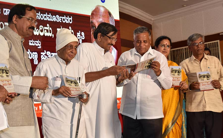 ಪ್ರೊ. ಮಲ್ಲೇಪುರಂ ಜಿ.ವೆಂಕಟೇಶ್ (ಎಡದಿಂದ) ಅವರು ‘ಕನ್ನಡ ಸಂಸ್ಕೃತಿಯ ಹಿರಿಮೆ, ಗರಿಮೆ’ ಕೃತಿ ಲೋಕಾರ್ಪಣೆ ಮಾಡಿದರು. ಸಾಹಿತಿಗಳಾದ ಎಂ.ಚಿದಾನಂದಮೂರ್ತಿ, ಆರ್.ಕೆ.ನಲ್ಲೂರು ಪ್ರಸಾದ್, ಶಾಸಕ ವಿ.ಸೋಮಣ್ಣ, ವಿ.ಸೋಮಣ್ಣ ಪ್ರತಿಷ್ಠಾನದ ಅಧ್ಯಕ್ಷೆ ಶೈಲಜಾ ಸೋಮಣ್ಣ ಮತ್ತು ಪ್ರಧಾನ ಕಾರ್ಯದರ್ಶಿ ಫಾಲನೇತ್ರ ಇದ್ದಾರೆ -ಪ್ರಜಾವಾಣಿ ಚಿತ್ರ