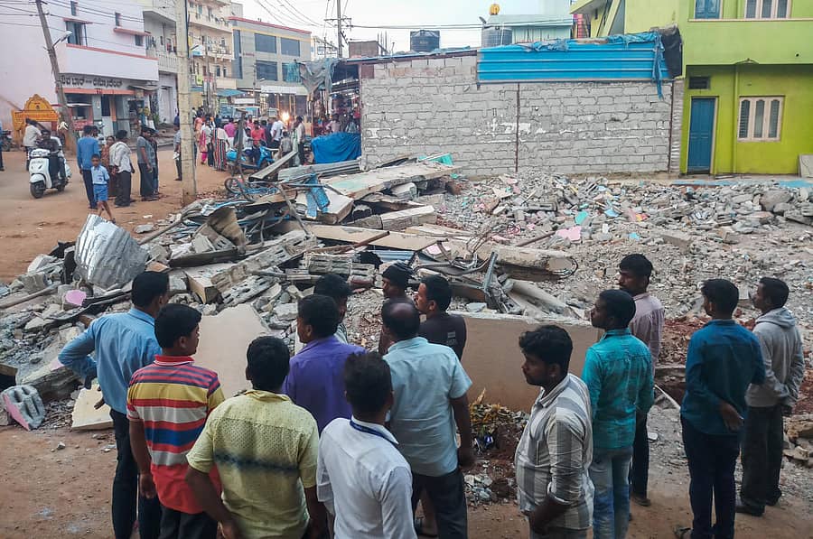 ಅವಘಡ ನಡೆದ ಸ್ಥಳದಲ್ಲಿ ಜನ ಜಮಾಯಿಸಿದ್ದರುಪ್ರಜಾವಾಣಿ ಚಿತ್ರ
