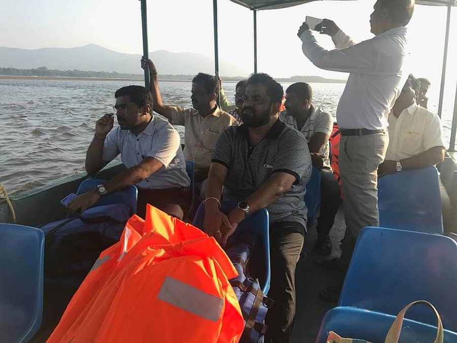 ಕಾಳಿ ನದಿಯಲ್ಲಿ ಮರಳು ಗಣಿಗಾರಿಕೆಯ ಮೇಲೆ ಹೇರಲಾಗಿರುವ ನಿಷೇಧವನ್ನು ಪರಾಮರ್ಶಿಸಲು ಅಧಿಕಾರಿಗಳ ತಂಡ ಗುರುವಾರ ಪರಿಶೀಲನೆ ನಡೆಸಿತು. ಕಾಂಗ್ರೆಸ್ ಮುಖಂಡ ಸತೀಶ್ ಸೈಲ್ ಚಿತ್ರದಲ್ಲಿದ್ದಾರೆ.