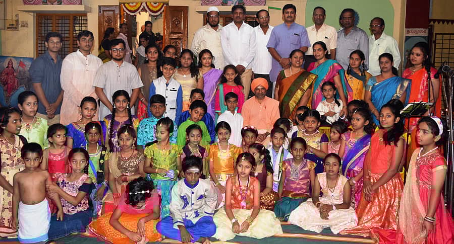 ಲಕ್ಷದೀಪೋತ್ಸವ ಕಾರ್ಯಕ್ರಮದಲ್ಲಿ ಭಾಗವಹಿಸಿದ್ದ ಮಕ್ಕಳು