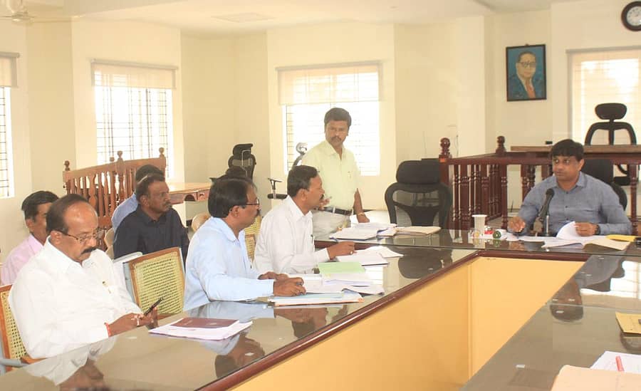 ಜಿಲ್ಲಾಧಿಕಾರಿ ಜೆ.ಮಂಜುನಾಥ್ ಪ್ರಧಾನಮಂತ್ರಿಯವರ 15 ಅಂಶಗಳ ಕಾರ್ಯಕ್ರಮದ ಸಂಬಂಧ ಕೋಲಾರದಲ್ಲಿ ಶುಕ್ರವಾರ ಪ್ರಗತಿ ಪರಿಶೀಲನಾ ಸಭೆ ನಡೆಸಿದರು.