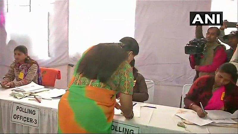 ವಸುಂಧರಾ ರಾಜೇ ಮತದಾನ ಮಾಡುತ್ತಿರುವುದು  (ಕೃಪೆ: ಎಎನ್‍ಐ)