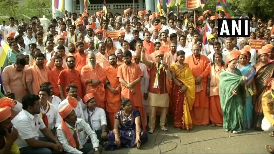 ಕಲಬುರ್ಗಿಯಲ್ಲಿ ವೀರಶೈವ ಲಿಂಗಾಯತ ಸ್ವಾಭಿಮಾನಿಗಳ ಬಳಗದಿಂದ ಬೃಹತ್‌ ಮೆರವಣಿಗೆ ನಡೆಸಲಾಯಿತು. 