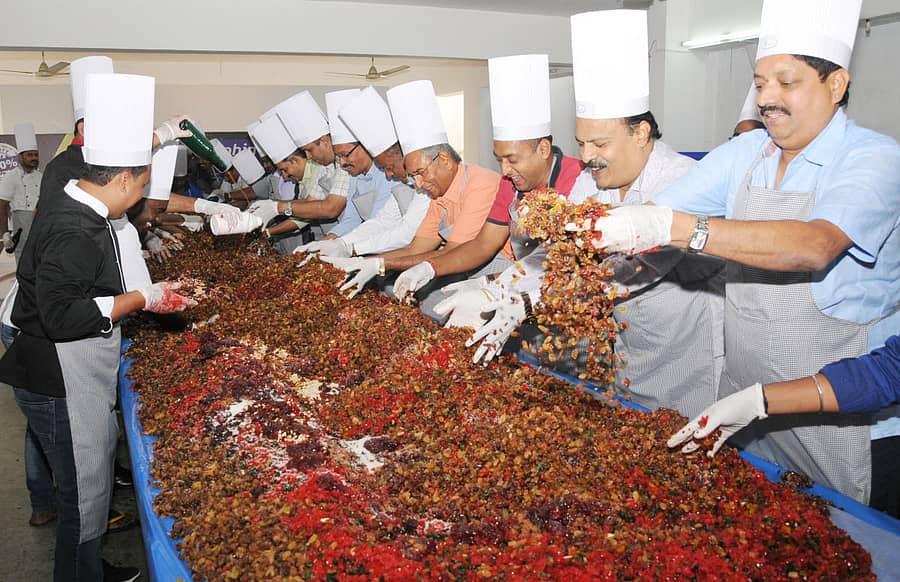 ಮೈಸೂರಿನಲ್ಲಿ ಹೋಟೆಲ್‌ ಮಾಲೀಕರ ಸಂಘದಿಂದ ಕೇಕ್‌ ಮಿಕ್ಸಿಂಗ್‌ ಮಾಡಲಾಯಿತು