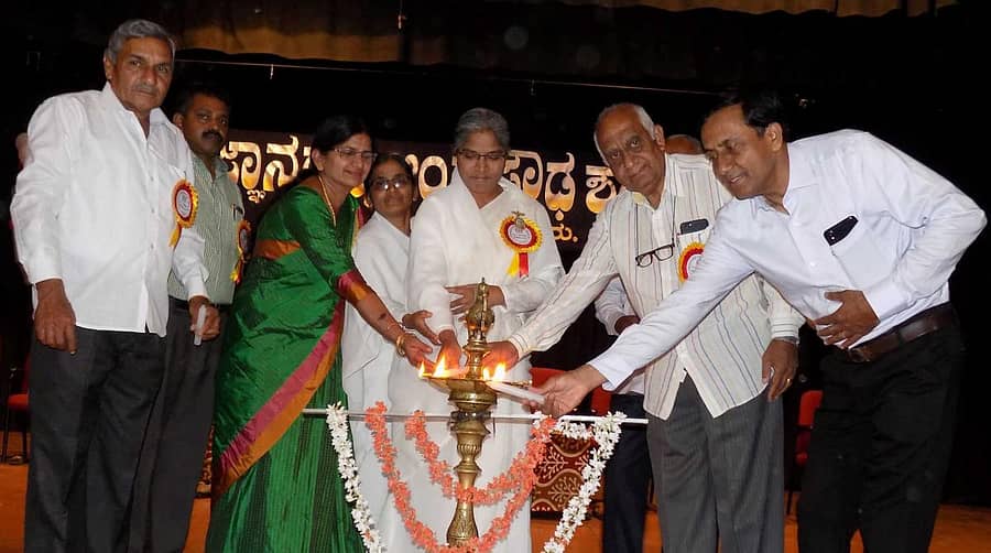 ಬ್ರಹ್ಮಕುಮಾರೀಸ್ ಈಶ್ವರೀಯ ವಿಶ್ವವಿದ್ಯಾಲಯದ ಜಿಲ್ಲಾ ಸಂಚಾಲಕಿ ಬಿ.ಕೆ.ಭಾಗ್ಯಕ್ಕ ಅವರು ಕಾರ್ಯಕ್ರಮ ಉದ್ಘಾಟಿಸಿದರು. ಜ್ಞಾನರಶ್ಮಿ ಆಂಗ್ಲ ಮಾಧ್ಯಮ ಶಾಲೆಯ ಕಾರ್ಯದರ್ಶಿ ನಂದಕುಮಾರ್ ಇದ್ದಾರೆ.