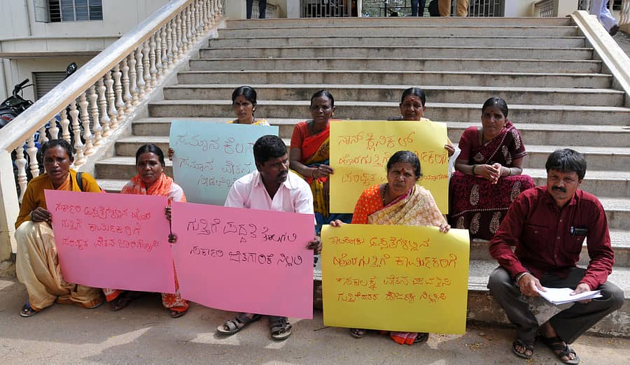 ಕರ್ನಾಟಕ ರಾಜ್ಯ ಸರ್ಕಾರಿ ಆಸ್ಪತ್ರೆ ಹಾಗೂ ಮೆಡಿಕಲ್ ಕಾಲೇಜು ಹೊರಗುತ್ತಿಗೆ ಕಾರ್ಮಿಕರ ಸಂಘದ ನೇತೃತ್ವದಲ್ಲಿ ಕಾರ್ಮಿಕರು ಮೈಸೂರಿನ ಜಿಲ್ಲಾ ಆರೋಗ್ಯ ಮತ್ತು ಕುಟುಂಬ ಕಲ್ಯಾಣ ಅಧಿಕಾರಿ ಕಚೇರಿ ಮುಂದೆ ಶುಕ್ರವಾರ ವಿವಿಧ ಬೇಡಿಕೆಗಳ ಈಡೇರಿಕೆಗೆ ಆಗ್ರಹಿಸಿ ಪ್ರತಿಭಟನೆ ನಡೆಸಿದರು.