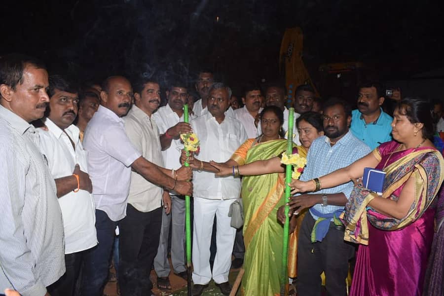 ಒಳಚರಂಡಿ ಕಾಮಗಾರಿಗೆ ಶಾಸಕ ಎಸ್.ಟಿ.ಸೋಮಶೇಖರ್ ಗುದ್ದಲಿ ಪೂಜೆ ನೆರವೇರಿಸಿದರು. ಪಾಲಿಕೆ ಸದಸ್ಯ ವಾಸುದೇವ್, ಬ್ಲಾಕ್ ಕಾಂಗ್ರೆಸ್ ಅಧ್ಯಕ್ಷ ಅನಿಲ್ ಕುಮಾರ್, ಪಕ್ಷದ ಮುಖಂಡರಾದ ಸತೀಶ್, ಕುರಲಪ್ಪ ಇದ್ದರು