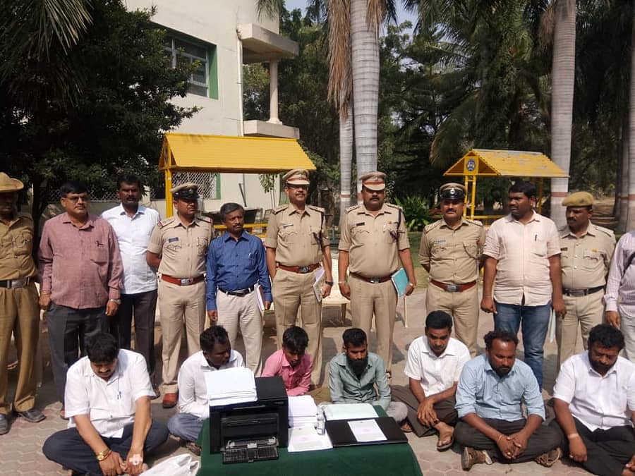 ಅಕ್ರಮ ಮರಳು ಸಾಗಾಣಿಕೆಗೆ ನಕಲಿ ರಾಯಸಧನ ಪರ್ಮಿಟ್ ಮಾಡಿಕೊಟ್ಟು ಬಂಧನಕ್ಕೊಳಗಾದ ಆರೋಪಿಗಳು ಮತ್ತು ಕಾರ್ಯಾಚರಣೆ ನಡೆಸಿ ಆರೋಪಿಗಳನ್ನು ಬಂಧಿಸಿರುವ ರಾಯಚೂರು ಜಿಲ್ಲೆಯ ಪೊಲೀಸರು