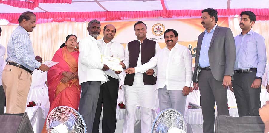 ಸೇಡಂನಲ್ಲಿ ಶನಿವಾರ ಜಿಲ್ಲಾ ಉಸ್ತುವಾರಿ ಸಚಿವ ಪ್ರಿಯಾಂಕ್ ಖರ್ಗೆ, ಸಹಕಾರ ಸಚಿವ ಬಂಡೆಪ್ಪ ಕಾಶೆಂಪೂರ ಹಾಗೂ ಶಾಸಕ ರಾಜಕುಮಾರ ಪಾಟೀಲ ತೆಲ್ಕೂರ ರೈತರಿಗೆ ಋಣ ಮುಕ್ತ ಪ್ರಮಾಣ ಪತ್ರ ವಿತರಿಸಿದರು(ಎಡಚಿತ್ರ) ಕಾರ್ಯಕ್ರಮದಲ್ಲಿ ಪಾಲ್ಗೊಂಡ ರೈತರು