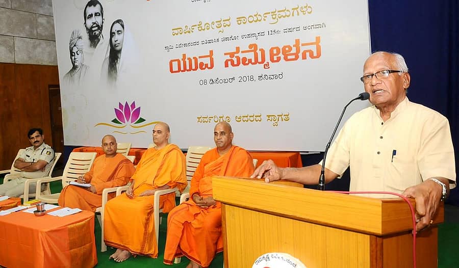 ಸಮ್ಮೇಳನದಲ್ಲಿ ಡಿ.ಕೆ.ರಾಜೇಂದ್ರ ಮಾತನಾಡಿದರು. ರಾಮಕೃಷ್ಣ ವಿವೇಕಾನಂದ ಆಶ್ರಮದ ಅಧ್ಯಕ್ಷ ಸ್ವಾಮಿ ವೀರೇಶಾನಂದ ಸರಸ್ವತಿ, ಸ್ವಾಮಿ ಧೀರಾನಂದ ಜೀ, ಸ್ವಾಮಿ ದಯಾಧಿಪಾನಂದಜೀ ಮಹಾರಾಜ್ ಹಾಗೂ ನಾಗರಾಜು ಇದ್ದಾರೆ