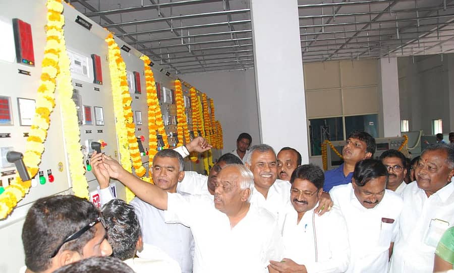 ಕೋಲಾರ ತಾಲ್ಲೂಕಿನ ನರಸಾಪುರ ಕೆರೆ ಸಮೀಪ ನಿರ್ಮಿಸಿರುವ ಕೆ.ಸಿ ವ್ಯಾಲಿ ಯೋಜನೆಯ 3ನೇ ಎತ್ತುವಳಿ ಪಂಪ್‌ಹೌಸ್‌ಗೆ ವಿಧಾನಸಭಾಧ್ಯಕ್ಷ ಕೆ.ಆರ್.ರಮೇಶ್‌ಕುಮಾರ್ ಶನಿವಾರ ಚಾಲನೆ ನೀಡಿದರು.