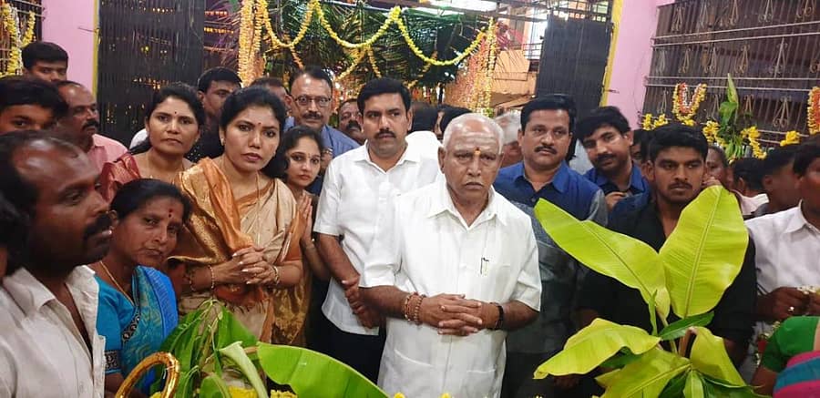 ಕೆ.ಆರ್.ಪೇಟೆ ತಾಲ್ಲೂಕಿನ ಬೂಕನಕೆರೆ ಗ್ರಾಮದಲ್ಲಿ ಬಿಜೆಪಿ ರಾಜ್ಯ ಘಟಕದ ಅಧ್ಯಕ್ಷ ಬಿ.ಎಸ್.ಯಡಿಯೂರಪ್ಪ ಶುಕ್ರವಾರ ಭೇಟಿ ನೀಡಿ ಕಾರ್ತಿಕ ಅಮಾವಾಸ್ಯೆ ನಿಮಿತ್ತ ವಿಶೇಷ ಪೂಜೆ ಸಲ್ಲಿಸಿದರು