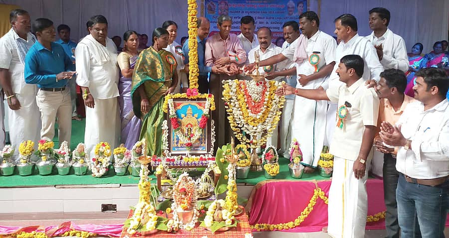 ಮಲೇಬೆನ್ನೂರು ಸಮೀಪದ ಕುಣಿಬೆಳಕೆರೆ ಗ್ರಾಮದಲ್ಲಿ ಶನಿವಾರ ನಡೆದ ಕಾರ್ಯಕ್ರಮವನ್ನು ಶಾಸಕ ಎಸ್. ರಾಮಪ್ಪ ಉದ್ಘಾಟಿಸಿದರು