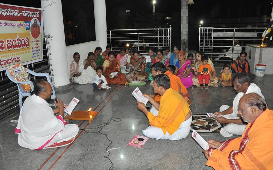 ಯಾದಗಿರಿಯ ಮಾತಾಮಾಣಿಕೇಶ್ವರಿ ಬಡಾವಣೆಯ ವೀರಾಂಜನೇಯಸ್ವಾಮಿ ಮಂದಿರದಲ್ಲಿ ಶುಕ್ರವಾರ ರಾತ್ರಿ ಕರ್ನಾಟಕ ಭಗವದ್ಗೀತಾ ಅಭಿಯಾನದಲ್ಲಿ ಪಂಡಿತ್ ನರಸಿಂಹಾಚಾರ್ಯ ಪುರಾಣಿಕ ಮಾತನಾಡಿದರು