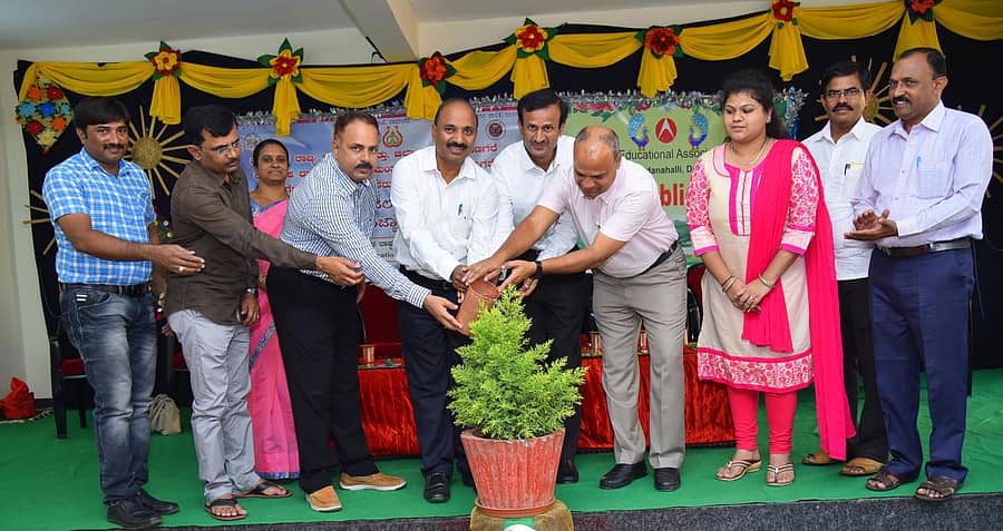 ದಾವಣಗೆರೆ ಶಿರಮಗೊಂಡನಹಳ್ಳಿ ಅನಮೋಲ್ ಪಬ್ಲಿಕ್ ಸ್ಕೂಲ್ನಲ್ಲಿ ಶನಿವಾರ ಹಮ್ಮಿಕೊಂಡ ಜಿಲ್ಲಾ ಮಟ್ಟದ ರಾಷ್ಟ್ರೀಯ ಮಕ್ಕಳ ವಿಜ್ಞಾನ ಸಮಾವೇಶವನ್ನು ಸಾರ್ವಜನಿಕ ಶಿಕ್ಷಣ ಇಲಾಖೆ ಉಪನಿರ್ದೇಶಕ ಸಿ.ಆರ್. ಪರಮೇಶ್ವರಪ್ಪ ಉದ್ಘಾಟಿಸಿದರು