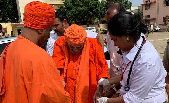 111 ವರ್ಷದ ಶಿವಕುಮಾರ ಸ್ವಾಮೀಜಿ ಅವರನ್ನು ಏರ್ ಆಂಬುಲೆನ್ಸ್ ಮೂಲಕ ಚೆನ್ನೈಗೆ ಕರೆದೊಯ್ಯಲಾಯಿತು