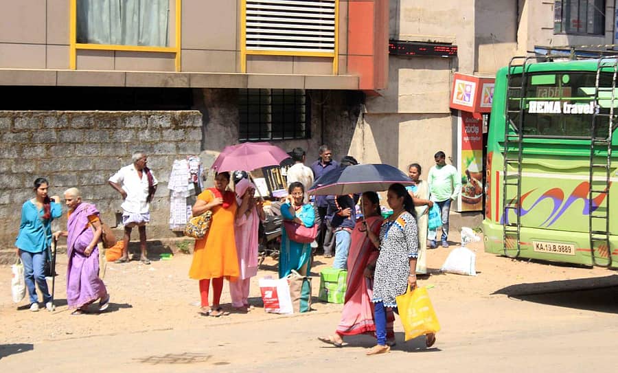 ಹಳೇ ಬಸ್ ನಿಲ್ದಾಣದ ಬಳಿ ಬಸ್ಗಾಗಿ ಬಿಸಿಲಿನಲ್ಲಿ ನಿಂತು ಕಾಯುತ್ತಿರುವ ಪ್ರಯಾಣಿಕರು (ಎಡಚಿತ್ರ). ಮಡಿಕೇರಿಯ ನೂತನ ಖಾಸಗಿ ಬಸ್ ನಿಲ್ದಾಣ
