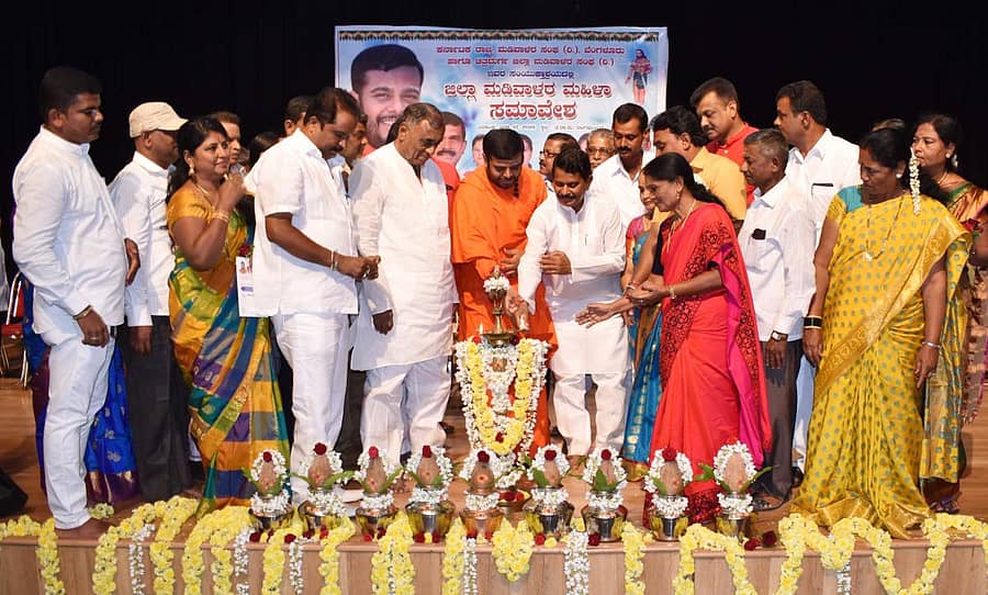 ಚಿತ್ರದುರ್ಗದಲ್ಲಿ ಭಾನುವಾರ ಹಮ್ಮಿಕೊಂಡಿದ್ದ ಜಿಲ್ಲಾ ಮಡಿವಾಳರ ಮಹಿಳಾ ಸಮಾವೇಶವನ್ನು ಶಾಸಕ ಜಿ.ಎಚ್. ತಿಪ್ಪಾರೆಡ್ಡಿ ಉದ್ಘಾಟಿಸಿದರು. ಬಸವ ಮಡಿವಾಳ ಮಾಚೀದೇವ ಸ್ವಾಮೀಜಿ ಇದ್ದರು