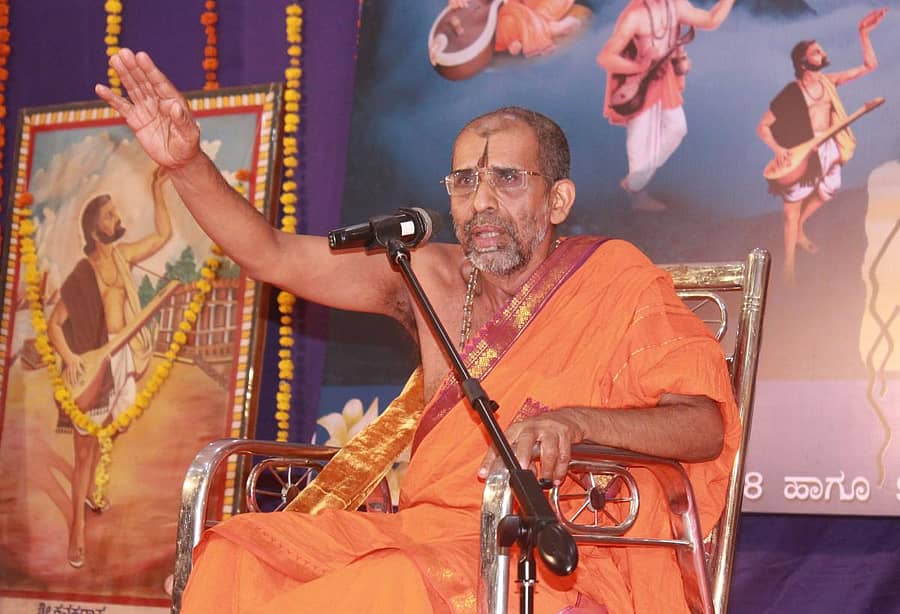 ಹರಿದಾಸ ಹಬ್ಬ ಸಮಾರೋಪ ಸಮಾರಂಭದಲ್ಲಿ ಅದಮಾರು ಮಠದ ವಿಶ್ವಪ್ರಿಯ ಸ್ವಾಮೀಜಿ ಮಾತನಾಡಿದರು– ಪ್ರಜಾವಾಣಿ ಚಿತ್ರ
