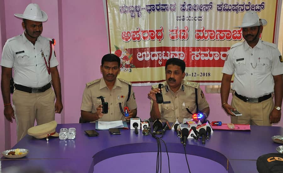 ಕ್ಯಾಮೆರಾ ಪ್ರದರ್ಶಿಸಿದ ಕಮಿಷನರ್ ಕಮಿಷನರ್ ಎಂ.ಎನ್. ನಾಗರಾಜ ಮತ್ತು ಡಿಸಿಪಿ ರವೀಂದ್ರ ಗಡಾದಿ