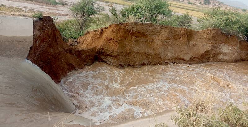 ಎನ್ಆರ್ಬಿಸಿ ಕಾಲುವೆ ಒಡೆದಿರುವುದು.