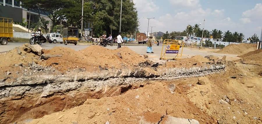 ಚರಂಡಿ ಕಾಮಗಾರಿ ನೆಪದಲ್ಲಿ ಹೆದ್ದಾರಿ ಬದಿಯಲ್ಲಿ ತೆರೆದಿರುವ ಗುಂಡಿ