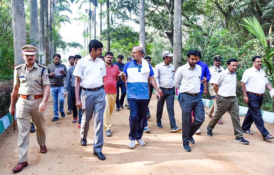 ಮೈಸೂರಿನ ಕಾರಂಜಿ ಕೆರೆಗೆ ಭಾನುವಾರ ಭೇಟಿ ನೀಡಿದ ಪ್ರವಾಸೋದ್ಯಮ ಸಚಿವ ಸಾ.ರಾ.ಮಹೇಶ್ ಅಧಿಕಾರಿಗಳೊಂದಿಗೆ ಸಮಾಲೋಚನೆ ನಡೆಸಿದರು. ಜಿಲ್ಲಾಧಿಕಾರಿ ಅಭಿರಾಮ್ ಜಿ.ಶಂಕರ್, ಚಾಮರಾಜೇಂದ್ರ ಮೃಗಾಲಯದ ನಿರ್ದೇಶಕ ಅಜಿತ್ ಕುಲಕರ್ಣಿ ಇದ್ದಾರೆ