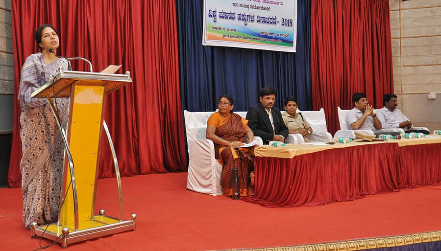 ವಿಶ್ವ ಮಾನವ ಹಕ್ಕುಗಳ ದಿನಾಚರಣೆಯಲ್ಲಿ ಜಿಲ್ಲಾಧಿಕಾರಿ ಬಿ.ಬಿ.ಕಾವೇರಿ ಮಾತನಾಡಿದರು