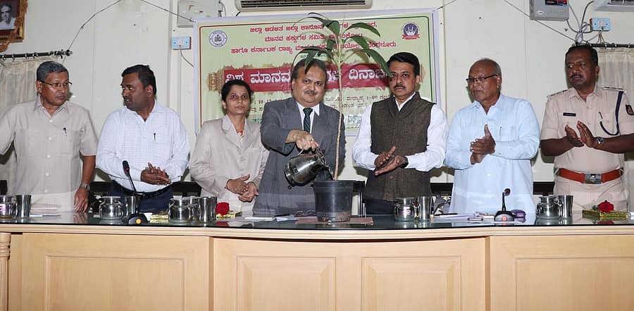 ಬಾಗಲಕೋಟೆಯಲ್ಲಿ ಸೋಮವಾರ ಹಮ್ಮಿಕೊಂಡಿದ್ದ ‘ವಿಶ್ವ ಮಾನವ ಹಕ್ಕುಗಳ ದಿನಾಚರಣೆ’ ಕಾರ್ಯಕ್ರಮವನ್ನು ಪ್ರಧಾನ ಜಿಲ್ಲಾ ಮತ್ತು ಸೆಷನ್ಸ್ ನ್ಯಾಯಾಧೀಶ ಅನಿಲ್ ಕಟ್ಟಿ ಉದ್ಘಾಟಿಸಿದರು.